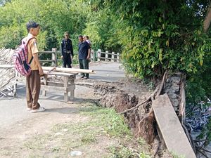 Air Sungai Meluap, Jembatan Penghubung 2 Desa di Lombok Timur Jebol Air Sungai Meluap, Jembatan Penghubung 2 Desa di Lombok Timur Jebol