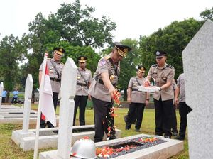 Korlantas Polri Ziarah ke TMP Kalibata Peringati Hari Lalu Lintas dan Hari Keselamatan LLAJ