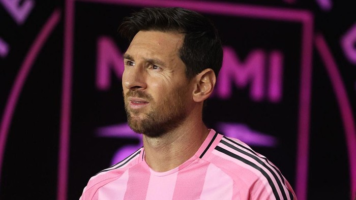 FORT LAUDERDALE, FLORIDA - SEPTEMBER 16: Lionel Messi #10 of Inter Miami CF enters the pitch prior to the MLS match between Inter Miami CF and Seattle Sounders FC at Chase Stadium on September 16, 2025 in Fort Lauderdale, Florida. (Photo by Megan Briggs/Getty Images)