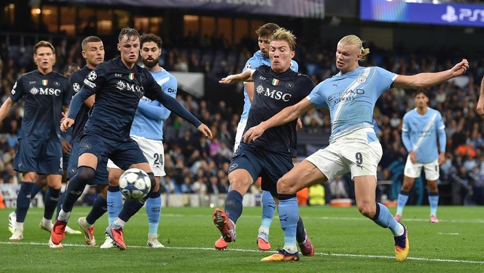 Soccer Football - UEFA Champions League - Manchester City v Napoli - Etihad Stadium, Manchester, Britain - September 18, 2025 Manchester Citys Josko Gvardiol, Manchester Citys Ruben Dias and Manchester Citys Erling Haaland in action with Napolis Sam Beukema and Napolis Rasmus Hojlund REUTERS/Peter Powell