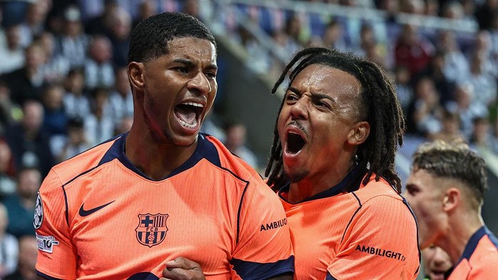 NEWCASTLE UPON TYNE, ENGLAND - SEPTEMBER 18:  Barcelonas Marcus Rashford celebrates scoring his sides second goal with Jules Kounde during the UEFA Champions League 2025/26 League Phase MD1 match between Newcastle United FC and FC Barcelona at St James Park on September 18, 2025 in Newcastle upon Tyne, England. (Photo by Lee Parker - CameraSport via Getty Images)