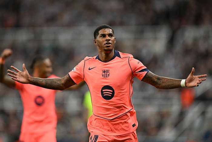 NEWCASTLE UPON TYNE, ENGLAND - SEPTEMBER 18: Marcus Rashford celebrates scoring his team's second goal during the UEFA Champions League 2025/26 League Phase MD1 match between Newcastle United FC and FC Barcelona at St James' Park on September 18, 2025 in Newcastle upon Tyne, England. (Photo by Ben Roberts - Danehouse/Getty Images)
