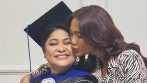 Marion Jola Antarkan Ibunda Wisuda Magister Teologi pada Usia 52 Tahun