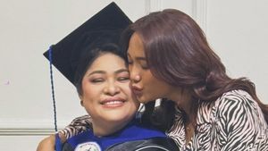 Marion Jola Antarkan Ibunda Wisuda Magister Teologi pada Usia 52 Tahun