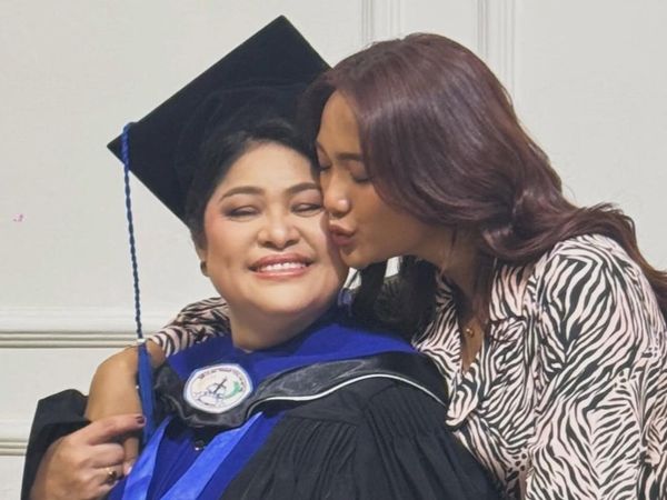 Marion Jola Antarkan Ibunda Wisuda Magister Teologi pada Usia 52 Tahun
