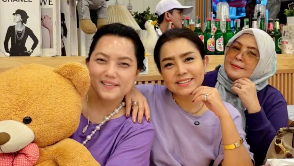 Foto Kompak Kebersamaan Mayangsari & Saudara Perempuannya, Jadi Momen Langka Foto Kompak Kebersamaan Mayangsari & Saudara Perempuannya, Jadi Momen Langka