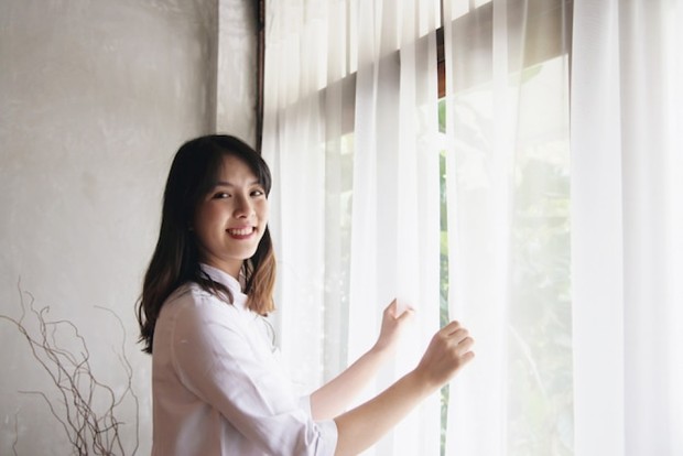 Panas siang hari bisa dikurangi dengan menutup tirai atau memasang lapisan reflektif pada jendela. Efeknya tidak hanya membuat ruangan lebih adem, tapi juga menghemat energi rumah tangga. Strategi ini termasuk salah satu tips rumah dingin alami yang banyak digunakan.