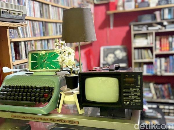 Melihat Koleksi Barang Antik di Pasar Nostalgia Surabaya