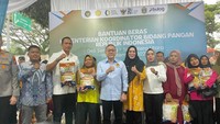 Menko Zulhas Sambangi Deli Serdang, 150 Keluarga Terima Bantuan Beras