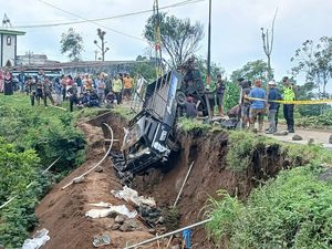 Mobil Pikap Terperosok di Tretep Temanggung, 2 Orang Jadi Korban Mobil Pikap Terperosok di Tretep Temanggung, 2 Orang Jadi Korban
