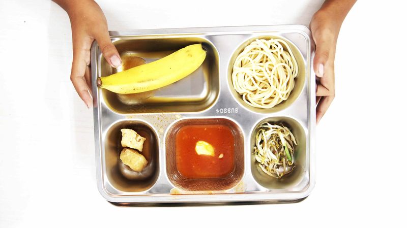 Sejumlah murid menyantap makanan bergizi gratis (MBG) di SDN 13 Semper Barat, Cilincing, Jakarta Utara, Jumat (19/9/2025). Sekolah inimenjadi salah satu sekolah yang baru saja mendapatkan program Makan Bergizi Gratis (MBG) dari pemerintah.