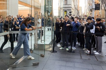 Penjualan Perdana iPhone 17 Disambut Meriah di Apple Store Sydney