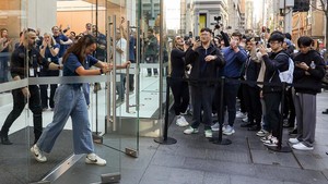 Penjualan Perdana iPhone 17 Disambut Meriah di Apple Store Sydney