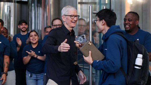 Tim Cook Sambut Pelanggan Saat Penjualan Perdana iPhone 17 di New York