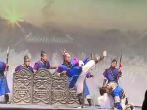 Video: Keseruan Nonton Pertunjukan Non Verbal Flying Korea Video: Keseruan Nonton Pertunjukan Non Verbal Flying Korea