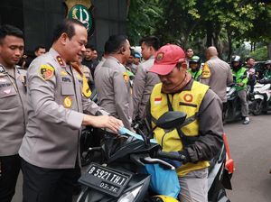 Kapolda Metro Turun Langsung Gelar Jumat Peduli, Ojol Siap Ikut Jaga Jakarta Kapolda Metro Turun Langsung Gelar Jumat Peduli, Ojol Siap Ikut Jaga Jakarta