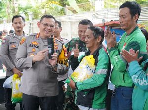 Jumat Peduli Bareng Ojol, Polres Jakut Beri Bantuan Sembako hingga Kesehatan Jumat Peduli Bareng Ojol, Polres Jakut Beri Bantuan Sembako hingga Kesehatan