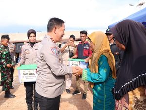 Polri Bakti Sosial Alumni Akpol 90, Bagikan 1.485 Paket Sembako di Batam Polri Bakti Sosial Alumni Akpol 90, Bagikan 1.485 Paket Sembako di Batam