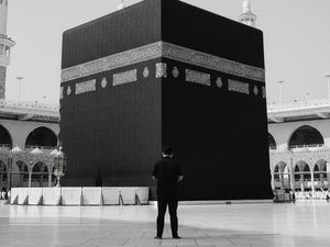 10+ Prompt Gemini AI Ubah Foto jadi di Depan Kabah untuk Pria dan Wanita 10+ Prompt Gemini AI Ubah Foto jadi di Depan Kabah untuk Pria dan Wanita