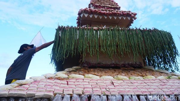 Meriahnya Festival Gerebek Tahu di Jombang