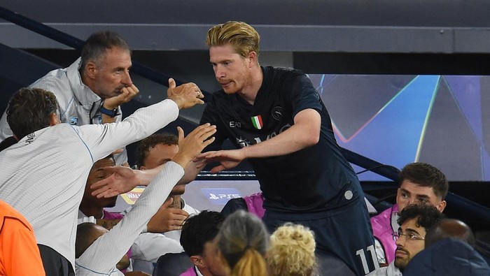Soccer Football - UEFA Champions League - Manchester City v Napoli - Etihad Stadium, Manchester, Britain - September 18, 2025 Napolis Kevin De Bruyne shakes hands with teammates after being substituted REUTERS/Peter Powell