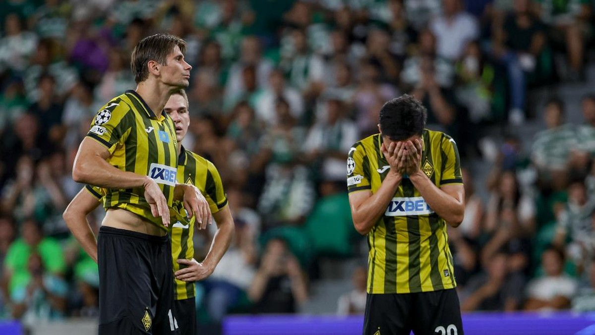 Pemain Kairat Almaty tertunduk usai dikalahkan Sporting CP. (Foto: Fabio Poco/DeFodi Images/DeFodi via Getty Images)