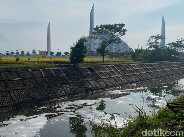 Hiii...Jijik! Aliran Sungai Dekat Masjid Al Jabbar Berbusa