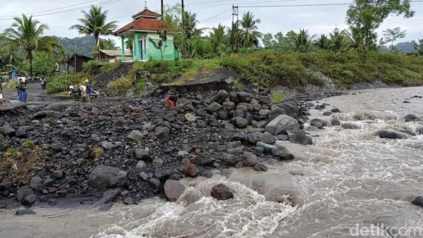 Tanggul di Lumajang Terkikis Banjir Lahar Semeru
