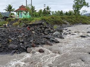 Tanggul di Lumajang Terkikis Banjir Lahar Semeru Tanggul di Lumajang Terkikis Banjir Lahar Semeru