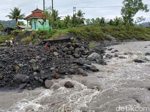 Tanggul di Lumajang Terkikis Banjir Lahar Semeru