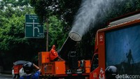 Tekan Polusi, 4000 Liter Water Mist Disemprot di Jalanan Jakarta
