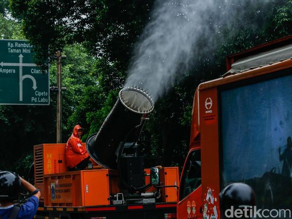 Tekan Polusi, 4000 Liter Water Mist Disemprot di Jalanan Jakarta