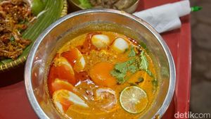 Baru! Warung Tenda di Tebet Jualan Menu Bun Cha hingga Pad Kra Pao