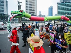 Ular Raksasa Warnai Aksi Tuntut Keadilan Iklim dan Energi Bersih di Jakarta Ular Raksasa Warnai Aksi Tuntut Keadilan Iklim dan Energi Bersih di Jakarta