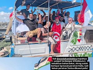 Senyum Wanda Hamidah-Tim, Kapal Berlayar Lagi ke Gaza Usai Terdampar di Kelibia Senyum Wanda Hamidah-Tim, Kapal Berlayar Lagi ke Gaza Usai Terdampar di Kelibia