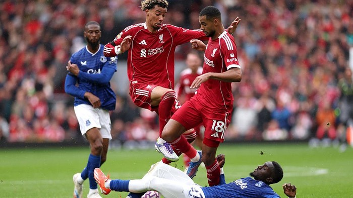 LIVERPOOL, ENGLAND - SEPTEMBER 20: Hugo Ekitike and Cody Gakpo of Liverpool are challenged by Idrissa Gana Gueye of Everton during the Premier League match between Liverpool and Everton at Anfield on September 20, 2025 in Liverpool, England. (Photo by Stu Forster/Getty Images)