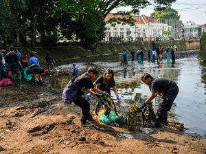 Peringati World Cleanup Day, Relawan Bandung Bersihkan Sungai Cikapundung