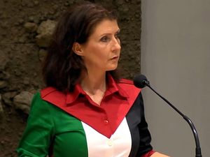 Cara Cerdik Legislator Belanda Usai Diprotes saat Pakai Baju Bendera Palestina Cara Cerdik Legislator Belanda Usai Diprotes saat Pakai Baju Bendera Palestina