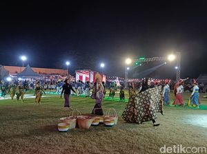 Arumi Bachsin Meriahkan Batik In Motion 2025 Kota Probolinggo Arumi Bachsin Meriahkan Batik In Motion 2025 Kota Probolinggo
