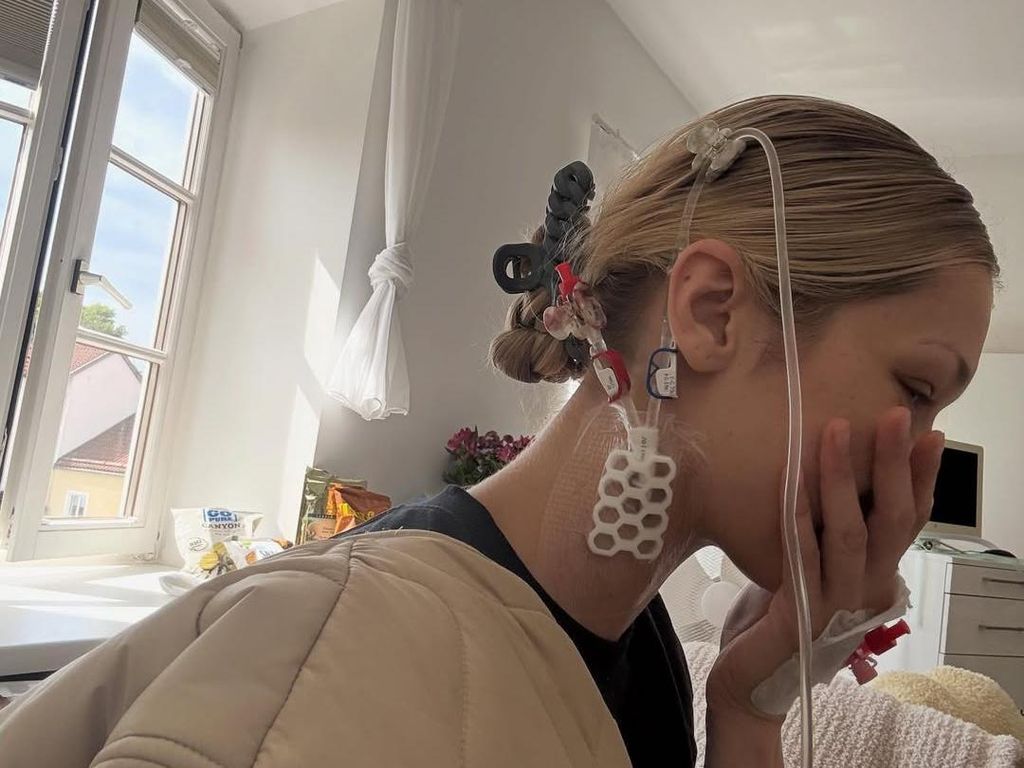 Foto-foto Bella Hadid yang Dirawat Intensif, Kondisinya Bikin Khawatir Foto-foto Bella Hadid yang Dirawat Intensif, Kondisinya Bikin Khawatir