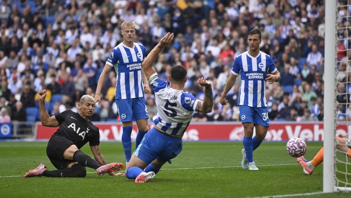 Soccer Football - Premier League - Brighton & Hove Albion v Tottenham Hotspur - The American Express Community Stadium, Brighton, Britain - September 20, 2025 Tottenham Hotspurs Richarlison scores their first goal REUTERS/Tony O Brien EDITORIAL USE ONLY. NO USE WITH UNAUTHORIZED AUDIO, VIDEO, DATA, FIXTURE LISTS, CLUB/LEAGUE LOGOS OR LIVE SERVICES. ONLINE IN-MATCH USE LIMITED TO 120 IMAGES, NO VIDEO EMULATION. NO USE IN BETTING, GAMES OR SINGLE CLUB/LEAGUE/PLAYER PUBLICATIONS. PLEASE CONTACT YOUR ACCOUNT REPRESENTATIVE FOR FURTHER DETAILS..
