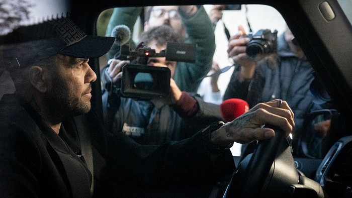 ESPLUGUES DE LLOBREGAT, BARCELON, SPAIN - MARCH 28: Former soccer player Dani Alves drives his car, on 28 March, 2025 in Esplugues de Llobregat, Barcelona, Catalonia, Spain. The Appeals Section of the Superior Court of Justice of Catalonia has unanimously overturned the sentence that sentenced former FC Barcelona player Dani Alves to 4 years and 6 months in prison for the sexual assault of a young woman at the Sutton nightclub in December 2022.
 The Court of Appeal of the Superior Court of Justice of Catalonia has unanimously overturned the sentence that sentenced former FC Barcelona player Dani Alves to 4 years and 6 months in prison for the sexual assault of a young woman at the Sutton nightclub in December 2022. (Photo By David Zorrakino/Europa Press via Getty Images)