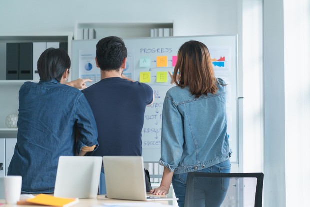 Beberapa cara bertahan menghadapi job hugging adalah menentukan apa yang benar-benar disukai, membangun hubungan kerja, dan menantang diri sendiri.