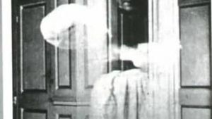 Kamera Ini Berhasil Rekam Sosok Misterius yang Bikin Merinding