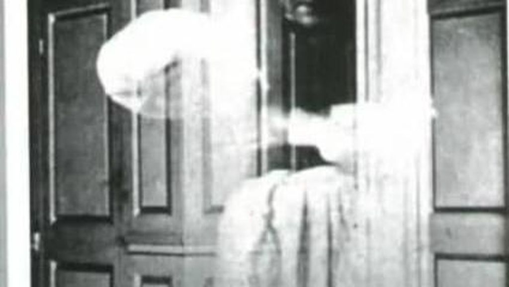 Kamera Ini Berhasil Rekam Sosok Misterius yang Bikin Merinding Kamera Ini Berhasil Rekam Sosok Misterius yang Bikin Merinding