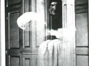 Kamera Ini Berhasil Rekam Sosok Misterius yang Bikin Merinding Kamera Ini Berhasil Rekam Sosok Misterius yang Bikin Merinding