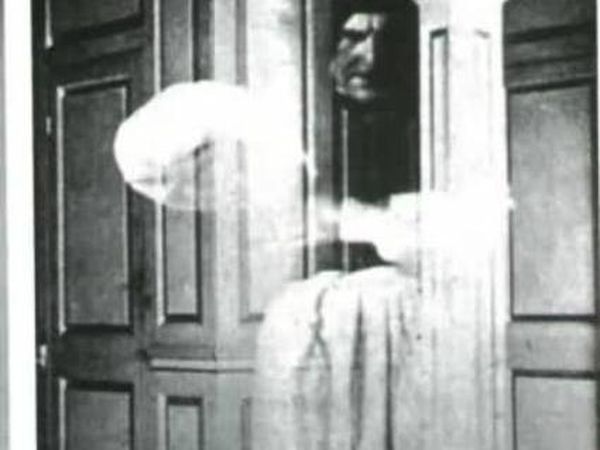 Kamera Ini Berhasil Rekam Sosok Misterius yang Bikin Merinding