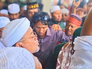 Habib Rizieq Disambut Selawat di Pelabuhan Tarakan, Massa Berdesakan Habib Rizieq Disambut Selawat di Pelabuhan Tarakan, Massa Berdesakan