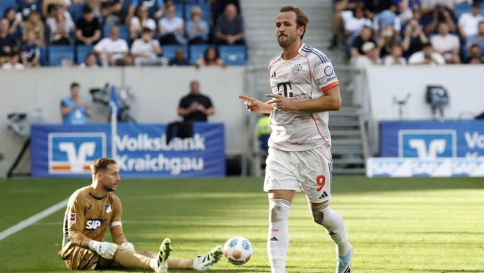 Soccer Football - Bundesliga - TSG 1899 Hoffenheim v Bayern Munich - PreZero Arena, Sinsheim, Germany - September 20, 2025 Bayern Munichs Harry Kane celebrates scoring their third goal and completes his hat-trick REUTERS/Heiko Becker DFL REGULATIONS PROHIBIT ANY USE OF PHOTOGRAPHS AS IMAGE SEQUENCES AND/OR QUASI-VIDEO.