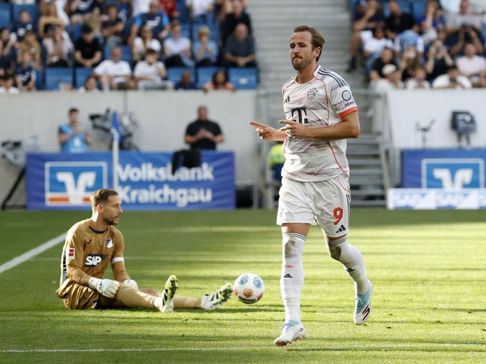 Soccer Football - Bundesliga - TSG 1899 Hoffenheim v Bayern Munich - PreZero Arena, Sinsheim, Germany - September 20, 2025 Bayern Munich's Harry Kane celebrates scoring their third goal and completes his hat-trick REUTERS/Heiko Becker DFL REGULATIONS PROHIBIT ANY USE OF PHOTOGRAPHS AS IMAGE SEQUENCES AND/OR QUASI-VIDEO.